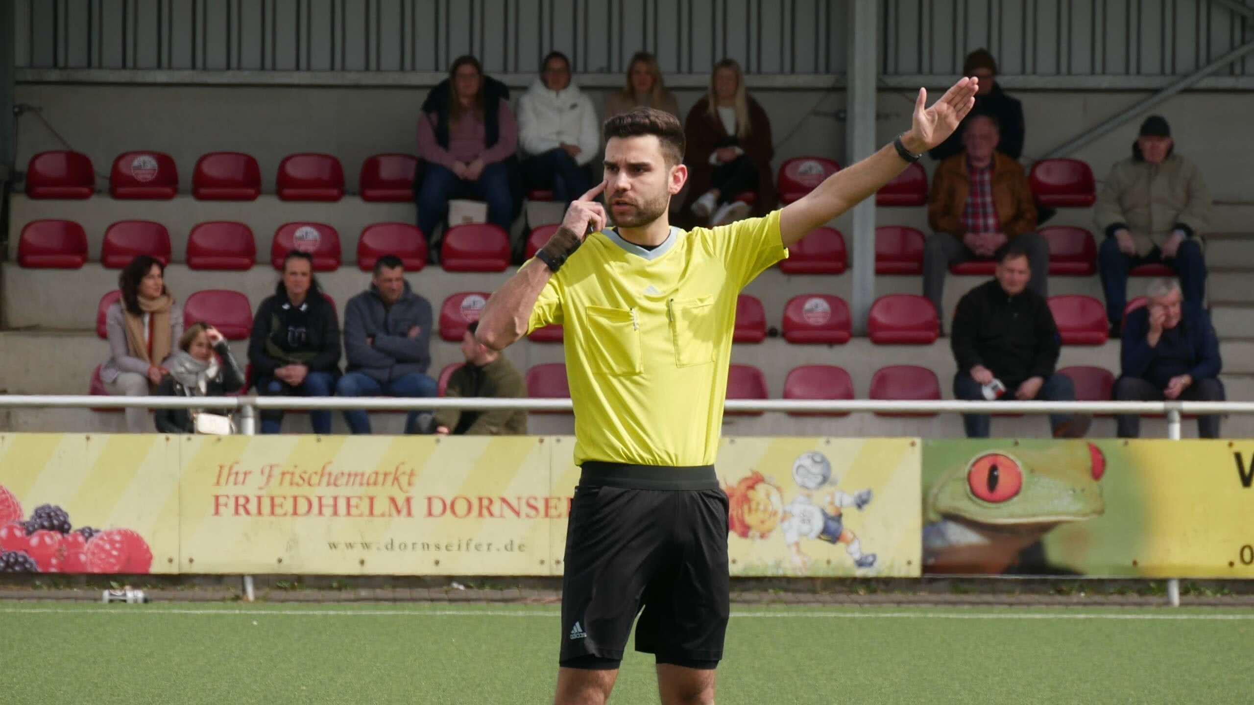 Pfiff jetzt sein erstes Westfalenliga-Spiel: Schiedsrichter Marcel Voß.