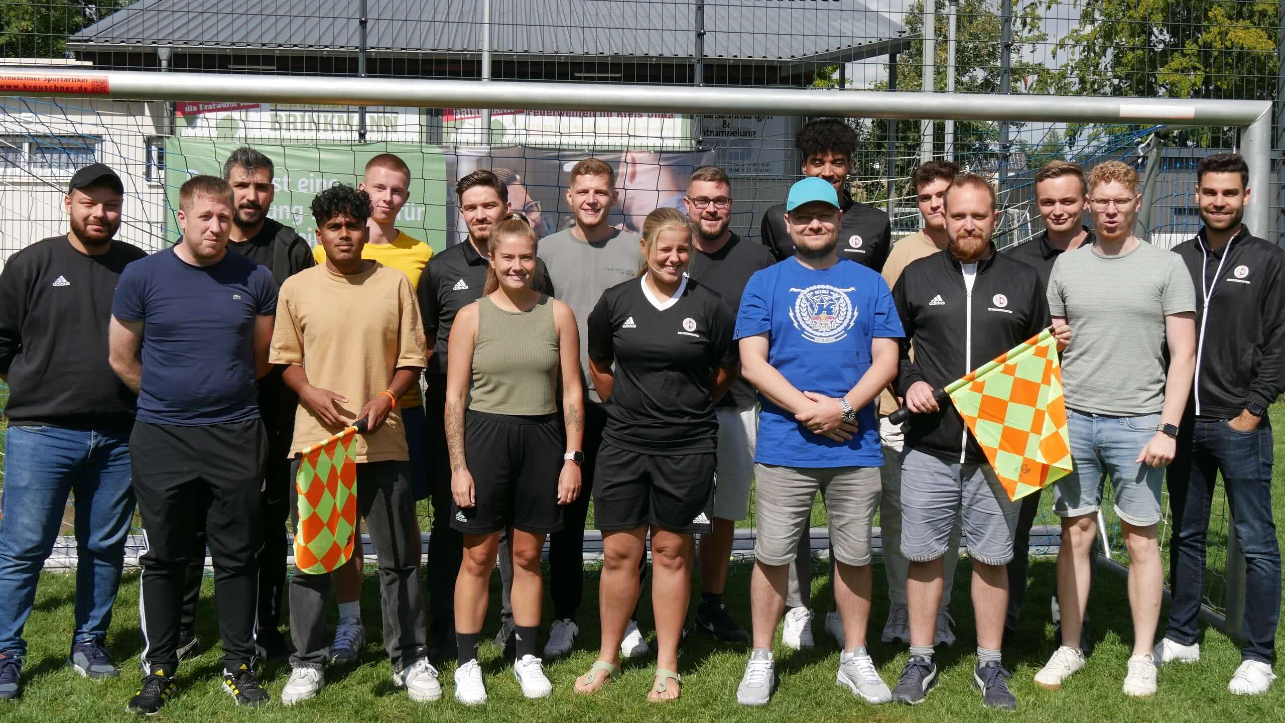 Fit für die Fahne: Die Soester Schiris haben sich auf den Einsatz als Assistent vorbereitet.
