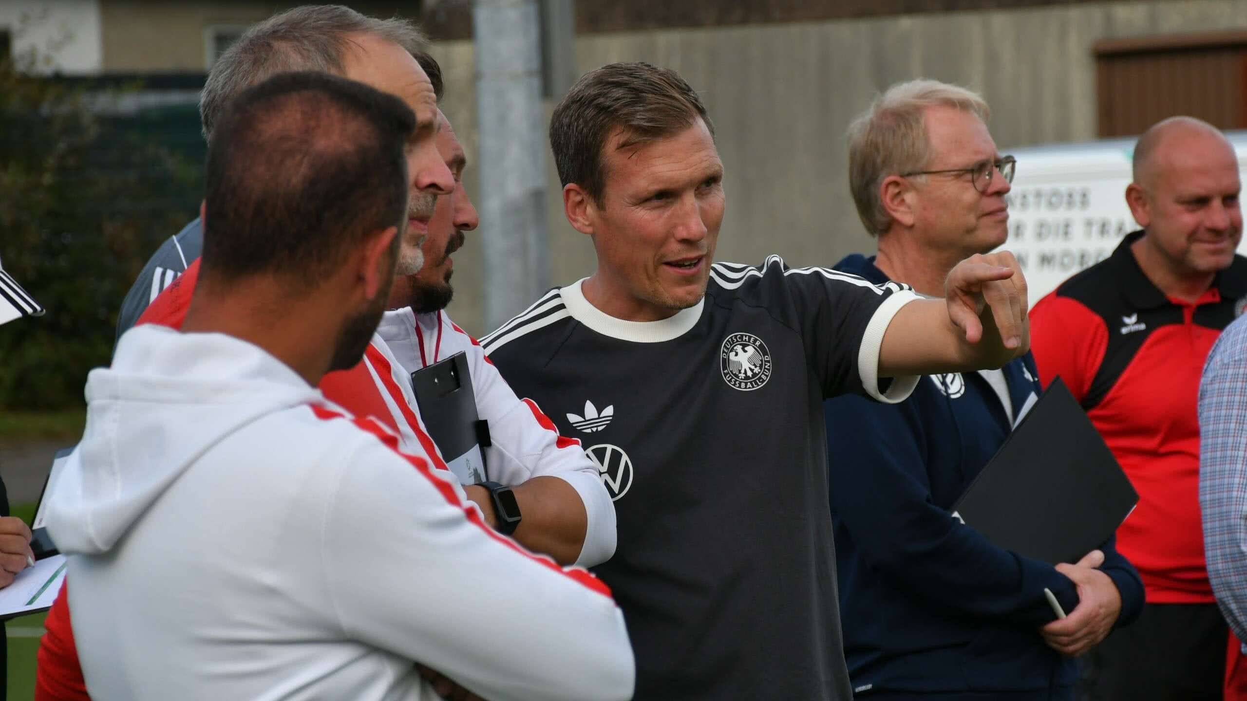 Der DFB-Direktor für Nachwuchs, Training und Entwicklung, Hannes Wolf, absolviert eine Praxis-Einheit beim Vereinsforum. Hannes Wolf DFB Mobil Bergkamen
