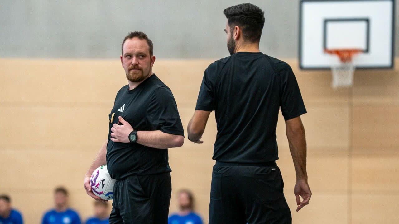 Schiri-Durchsagen bei Hallenturnier